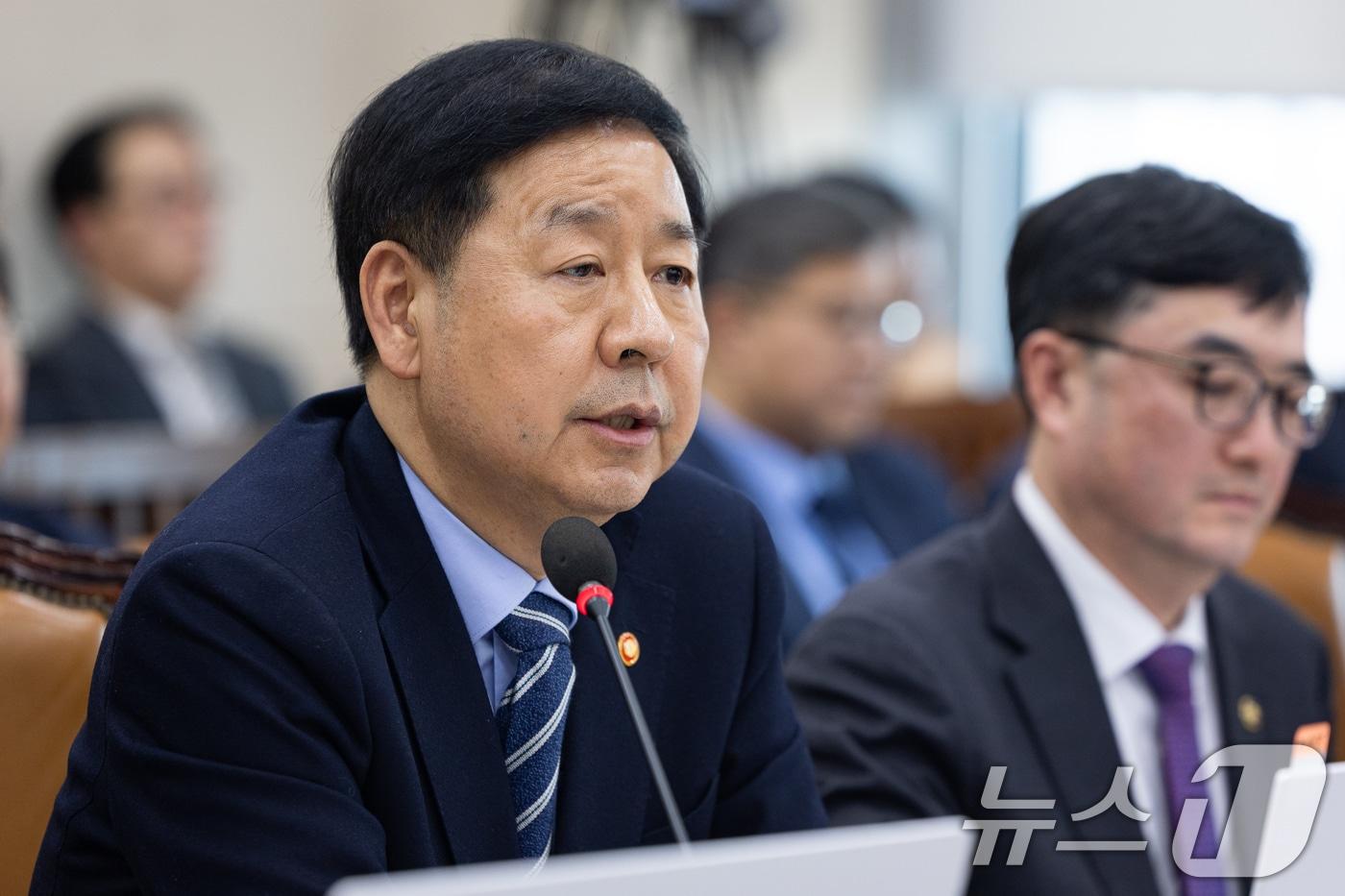 본문 이미지 - 구윤철 부총리 겸 재정경제부 장관이 23일 서울 여의도 국회에서 열린 제432회 국회(임시회) 재정경제기획위원회 제1차 전체회의에서 의원 질의에 답하고 있다. 2026.2.23 ⓒ 뉴스1 유승관 기자