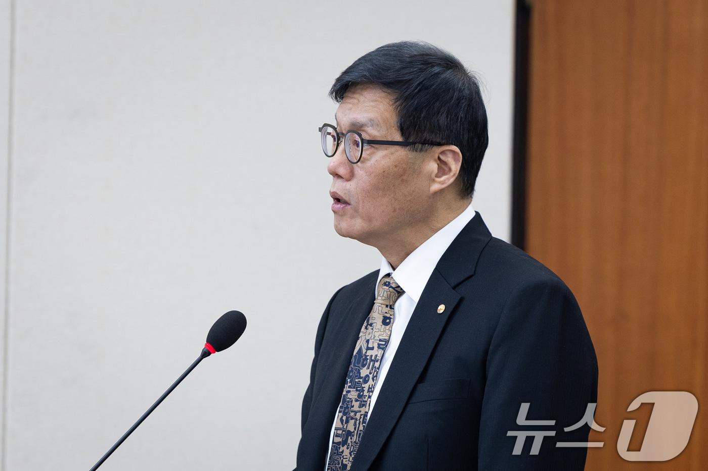 본문 이미지 - 이창용 한국은행 총재가 23일 서울 여의도 국회에서 열린 제432회 국회(임시회) 재정경제기획위원회 제1차 전체회의에서 인사말을 하고 있다. 2026.2.23 ⓒ 뉴스1 유승관 기자