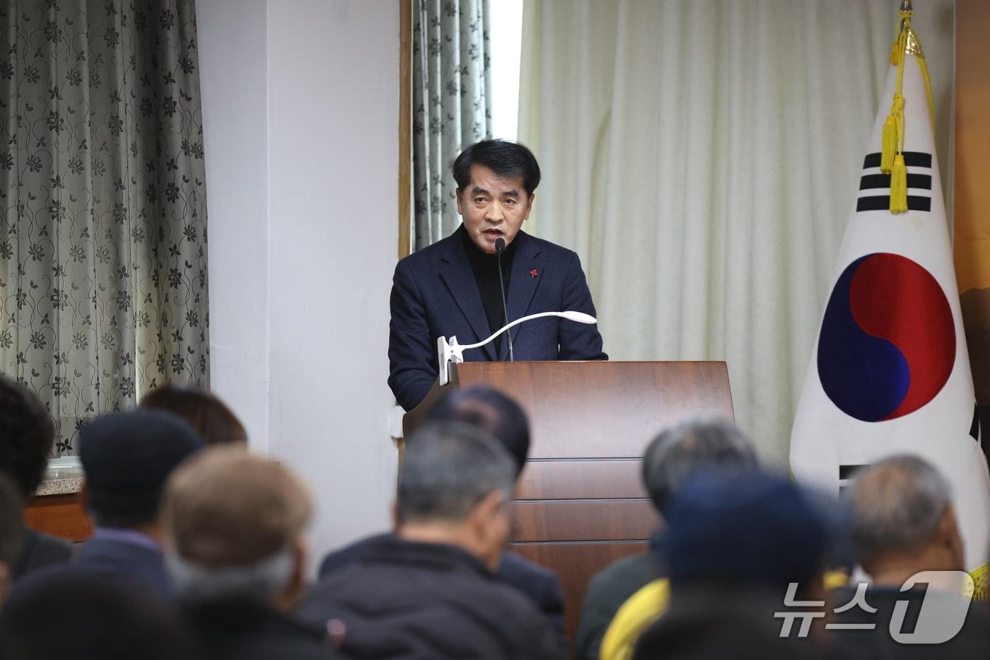 본문 이미지 - 23일 최재형 보은군수가 회인면을 방문해 군정 추진 현황을 설명하고 있다.(보은군 제공. 재판매 및 DB금지) /뉴스1 