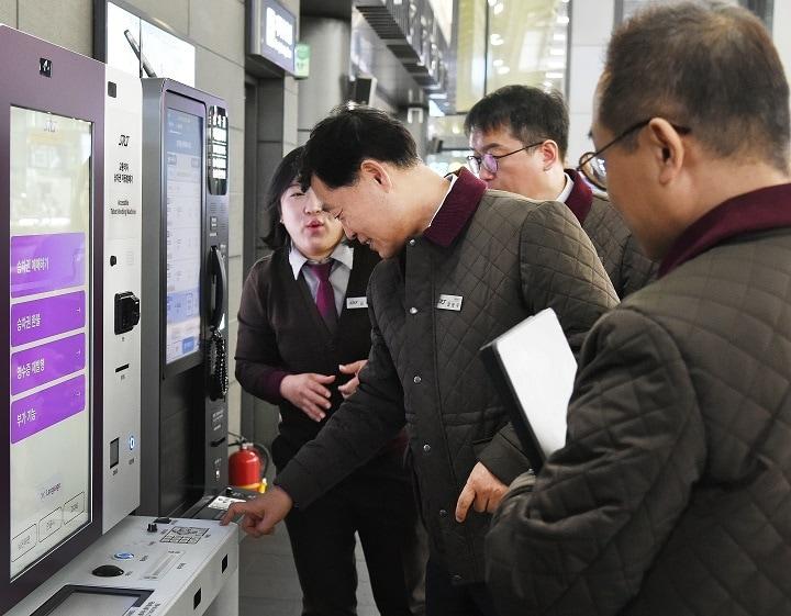 본문 이미지 - 정왕국 SR 대표이사가 23일 수서역에서 시범 교차운행 현장 점검을 진행하고 있다.(SR 제공)뉴스1ⓒ news1