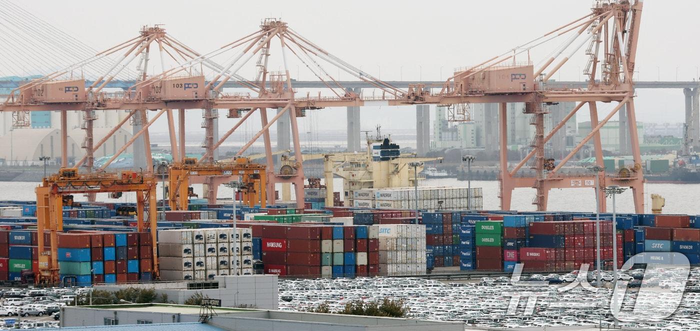 본문 이미지 - 23일 경기 평택시 포승읍 평택항에 수출용 컨테이너가 쌓여있다.  2026.2.23 ⓒ 뉴스1 김영운 기자