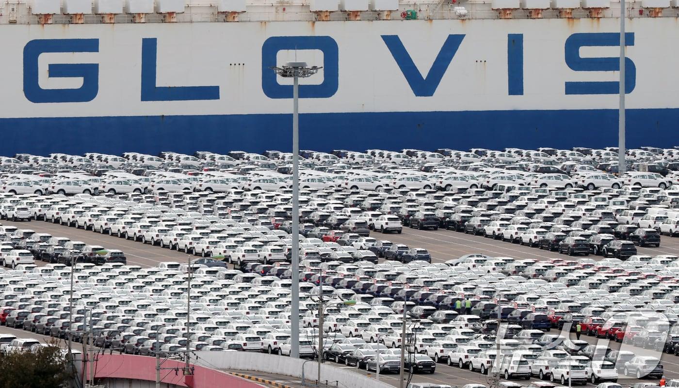 본문 이미지 -  경기 평택시 포승읍 평택항에 수출용 자동차가 세워져 있다.  (사진은 기사 내용과 무관함)  2026.2.23 ⓒ 뉴스1 김영운 기자