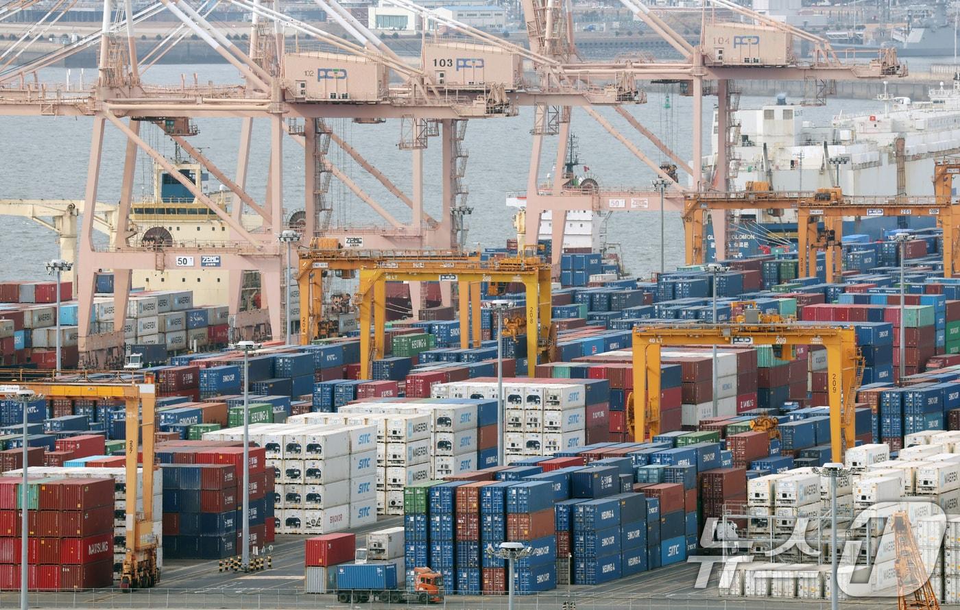 본문 이미지 - 23일 경기 평택시 포승읍 평택항에 수출용 컨테이너가 쌓여있다(자료사진). 2026.2.23 ⓒ 뉴스1 김영운 기자