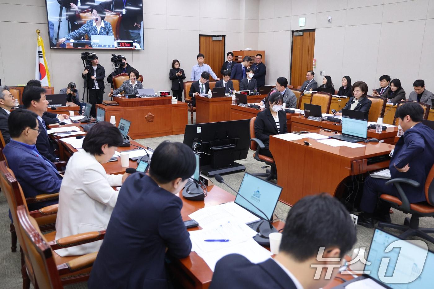 본문 이미지 - 추미애 위원장이 23일 서울 여의도 국회에서 열린 법제사법위원회 전체회의에서 법안을 통과시키고 있다. 2026.2.23 ⓒ 뉴스1 신웅수 기자