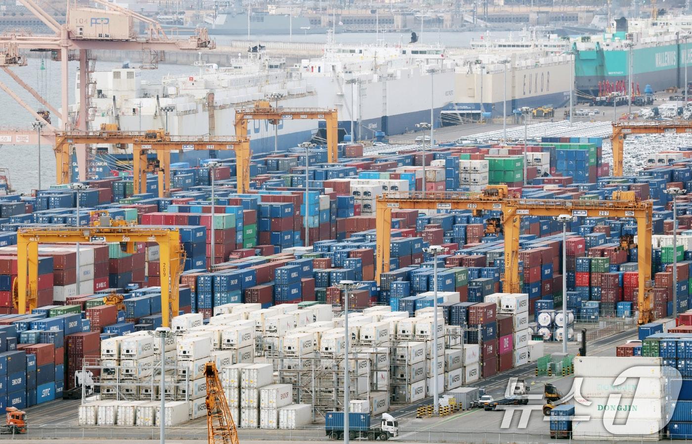 본문 이미지 - 23일 경기 평택시 포승읍 평택항에 수출용 컨테이너가 쌓여있다. 2026.2.23 ⓒ 뉴스1 김영운 기자