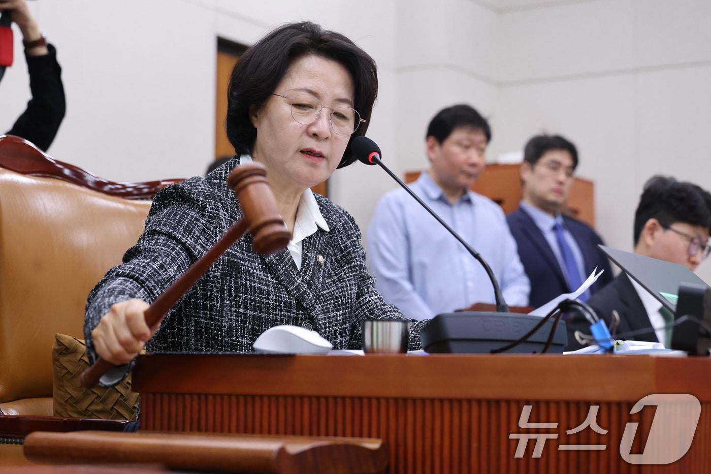 본문 이미지 - 추미애 위원장이 23일 서울 여의도 국회에서 열린 법제사법위원회 전체회의에서 법안을 통과시키고 있다. 2026.2.23 ⓒ 뉴스1 신웅수 기자