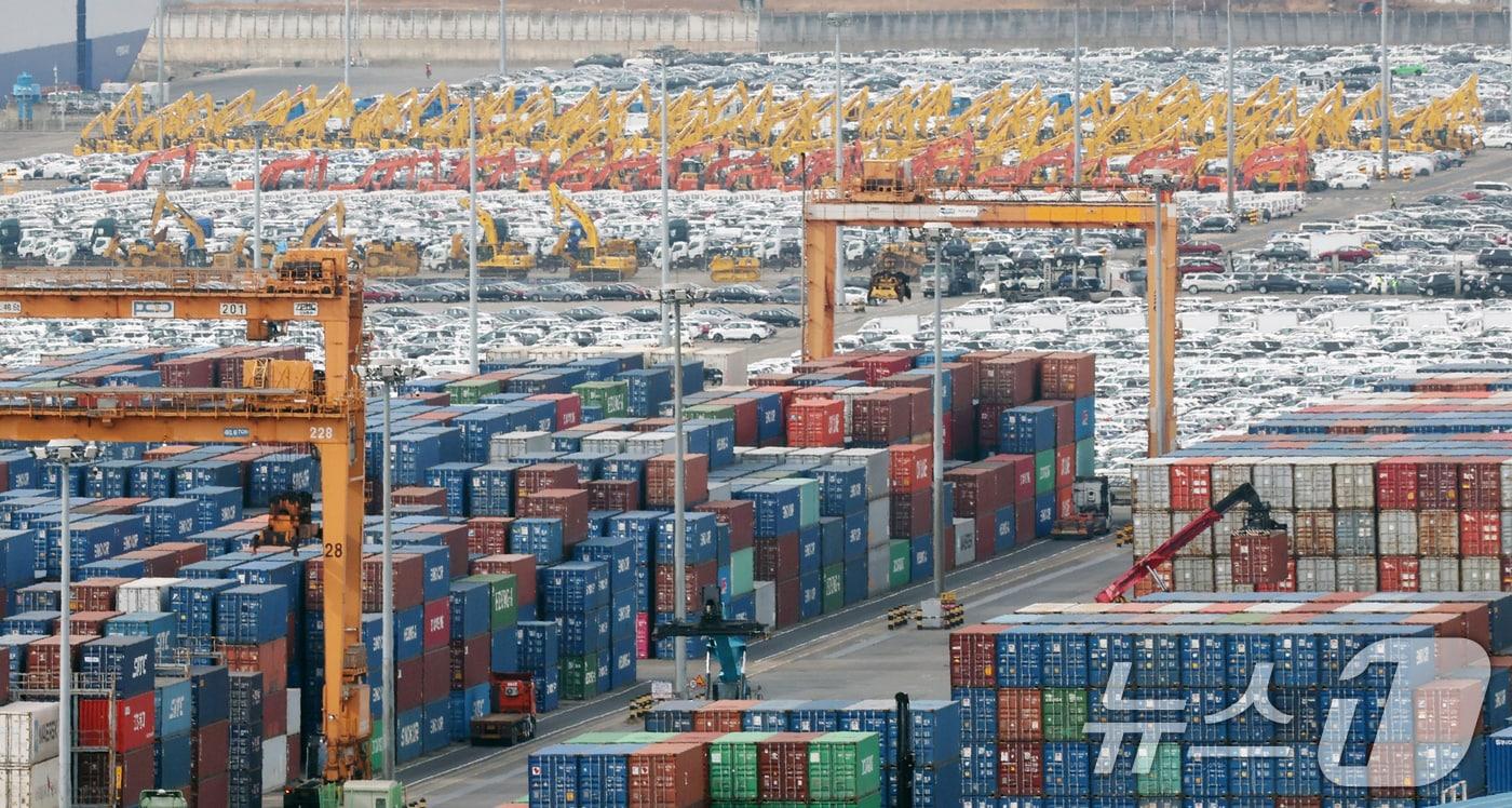 본문 이미지 - 23일 경기 평택시 포승읍 평택항에 수출용 컨테이너가 쌓여 있다. 2026.2.23 ⓒ 뉴스1 김영운 기자