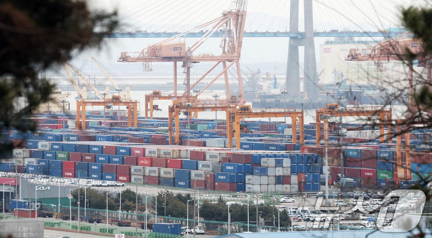 본문 이미지 - 경기 평택시 포승읍 평택항에 컨테이너가 쌓여있는 모습. 2026.2.23 ⓒ 뉴스1 김영운 기자