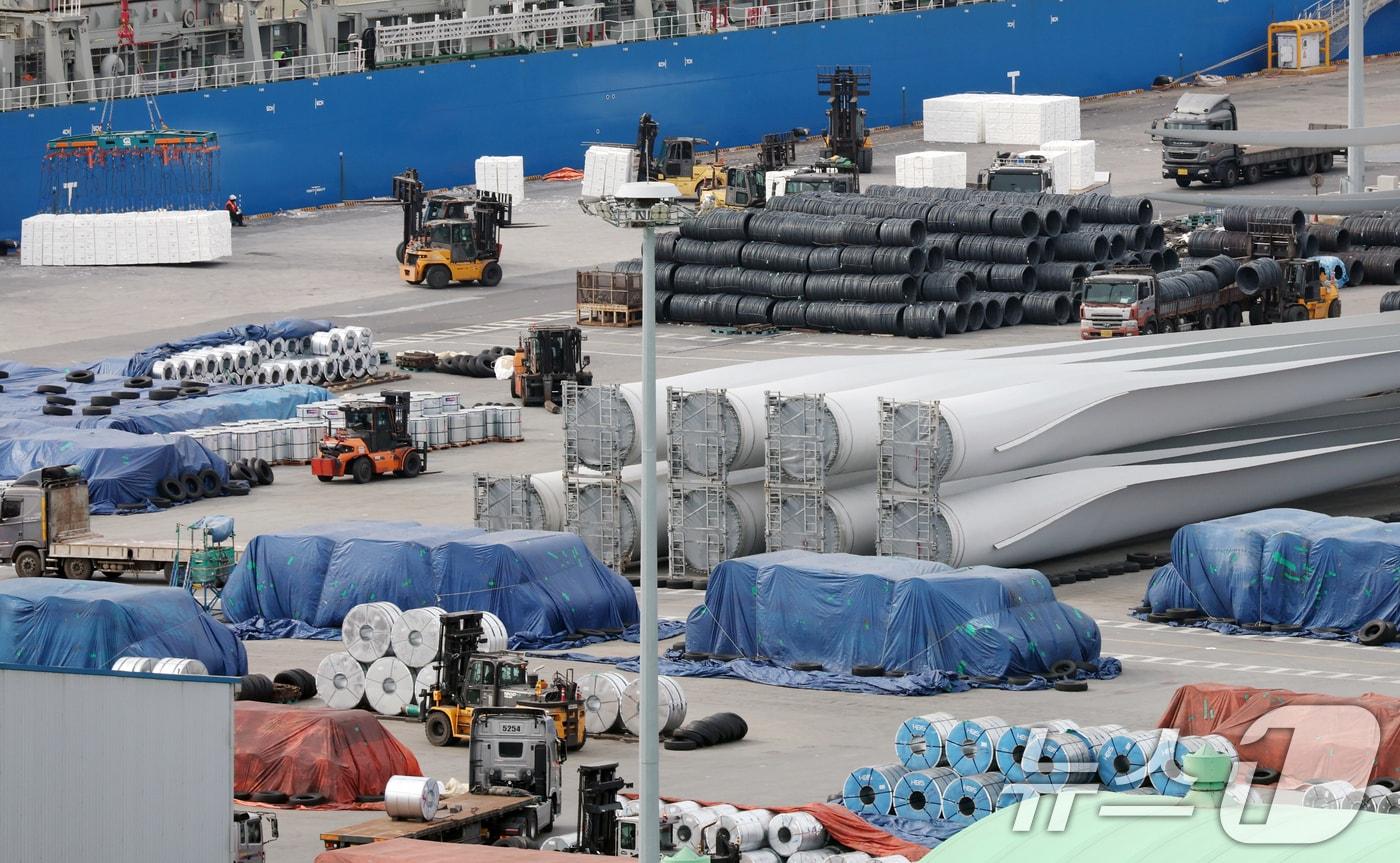 본문 이미지 - 23일 경기 평택시 포승읍 평택항에 철강제품이 쌓여있는 모습. 2026.2.23 ⓒ 뉴스1 김영운 기자