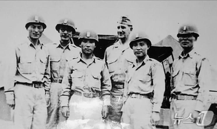 본문 이미지 - 오른쪽부터 박진경 국군경비대 9연대장, 김종면 중령, 로버츠 준장, 최갑종 소령, 백선진 소령, 임부택 대위.(제주4·3진상조사보고서 캡쳐. 김종면 장군 소장)