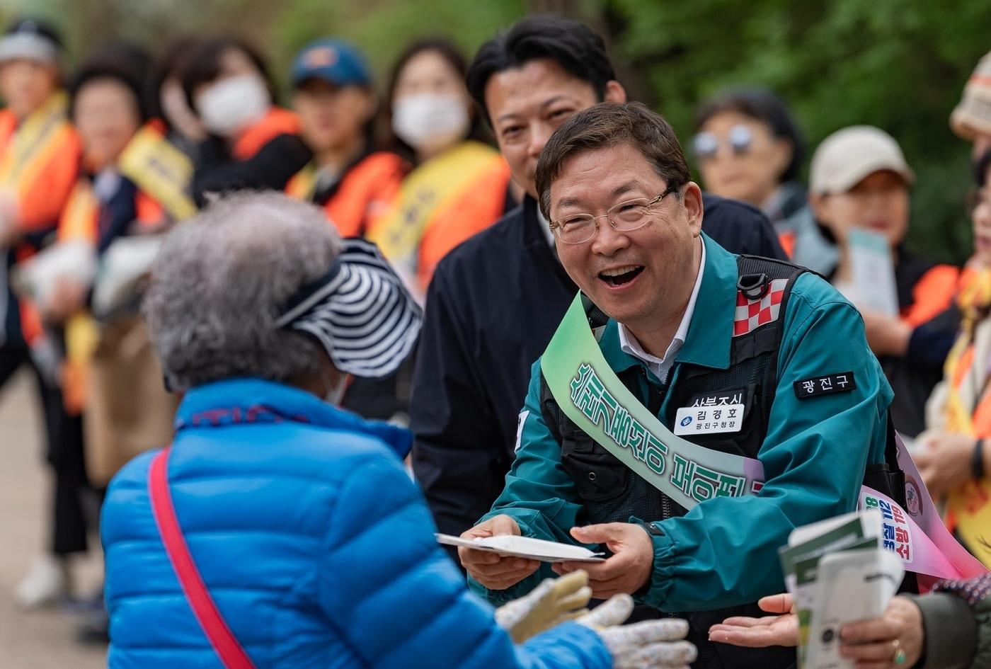 본문 이미지 - 산불 예방 캠페인에 참석한 김경호 광진구청장