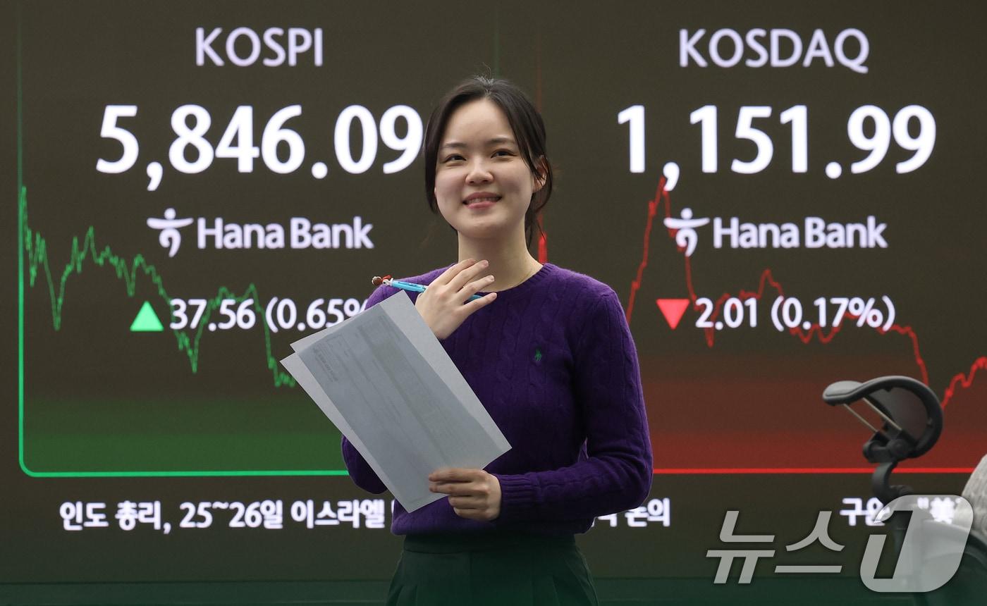본문 이미지 - 코스피 지수가 종가 기준 사상 최고치를 경신한 23일 오후 서울 중구 하나은행 본점 딜링룸 전광판에 코스피 종가가 표시되고 있다. 이날 코스피는 전 거래일 대비 37.56포인트(0.65%) 오른 5846.09, 코스닥은 2.01포인트(0.17%) 내린 1151.99에 장을 마쳤다. 2026.2.23 ⓒ 뉴스1 오대일 기자