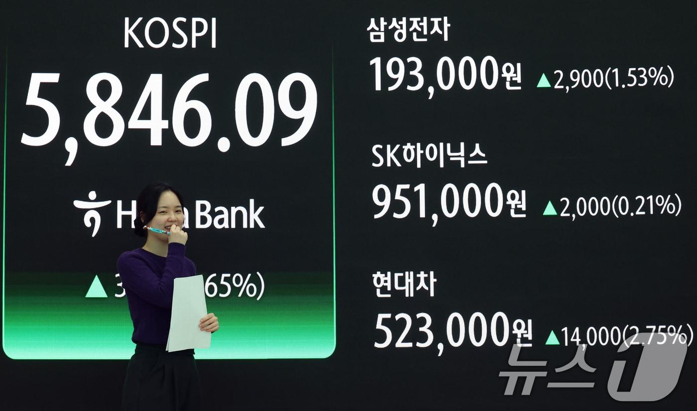 본문 이미지 - 코스피 지수가 종가 기준 사상 최고치를 경신한 23일 오후 서울 중구 하나은행 본점 딜링룸 전광판에 코스피 종가가 표시되고 있다. 이날 코스피는 전 거래일 대비 37.56포인트(0.65%) 오른 5846.09, 코스닥은 2.01포인트(0.17%) 내린 1151.99에 장을 마쳤다. 2026.2.23 ⓒ 뉴스1 오대일 기자