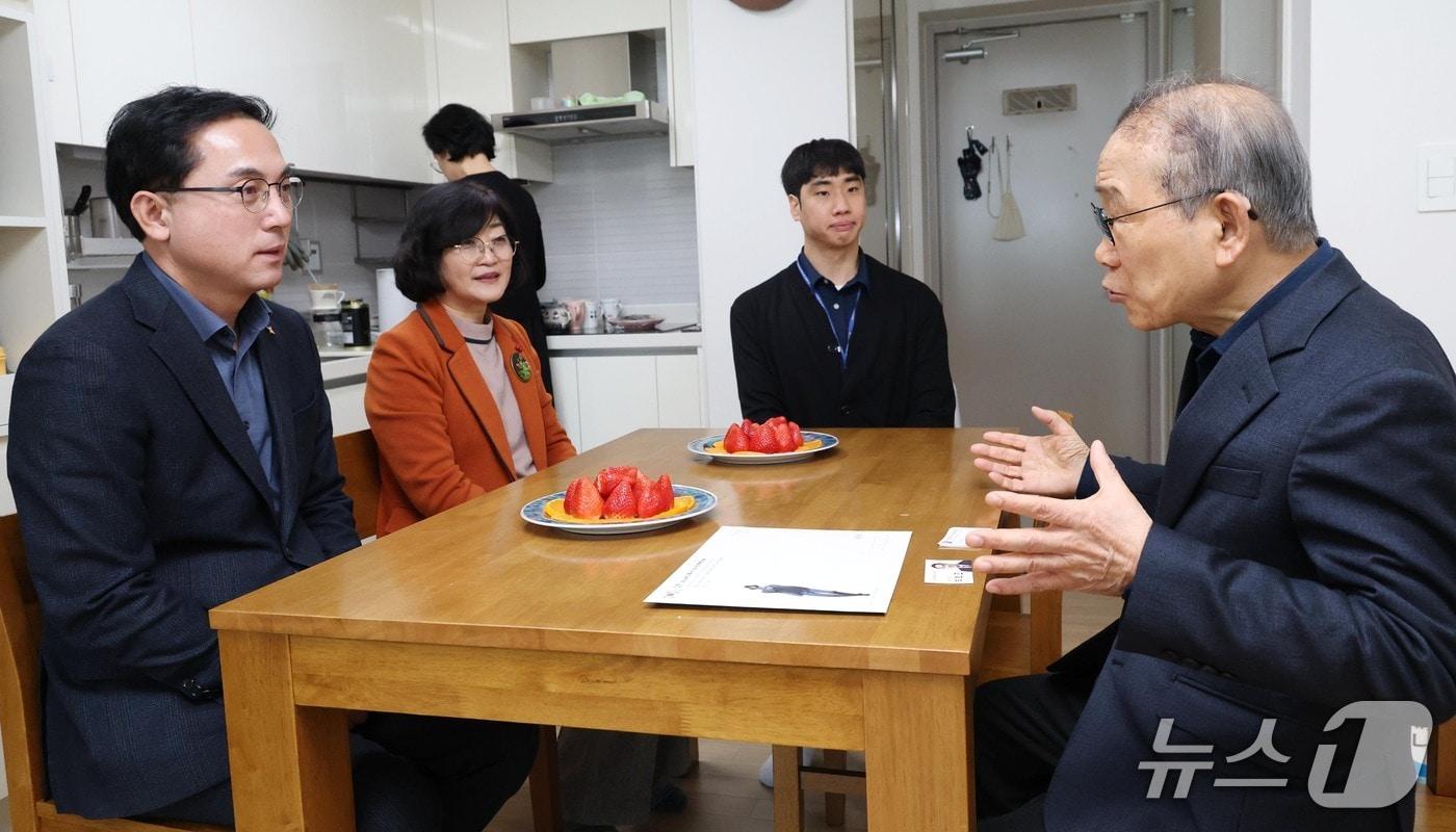 본문 이미지 - 박희조 동구청장이 23일 고(故) 김상옥 애국지사의 손자 김세원님과 담소를 나누고 있다.(동구 제공. 재판매 및 DB금지)/뉴스1