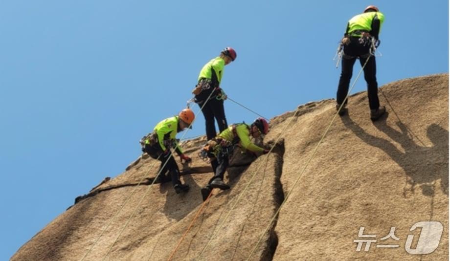 본문 이미지 - 북한산 국립공원 암벽장에 대해 국립공원 관계자들이 안전점검을 벌이고 있다. (북한산국립공원사무소 제공, 재판매 및 DB금지)