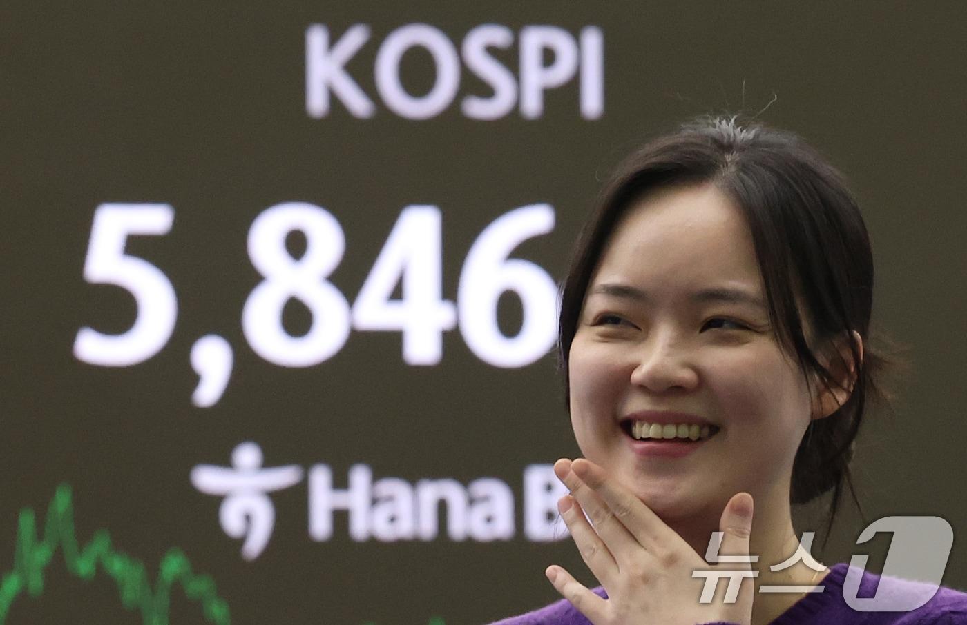 본문 이미지 - 코스피 지수가 종가 기준 사상 최고치를 경신한 23일 오후 서울 중구 하나은행 본점 딜링룸 전광판에 코스피 종가가 표시되고 있다.  2026.2.23 ⓒ 뉴스1 오대일 기자