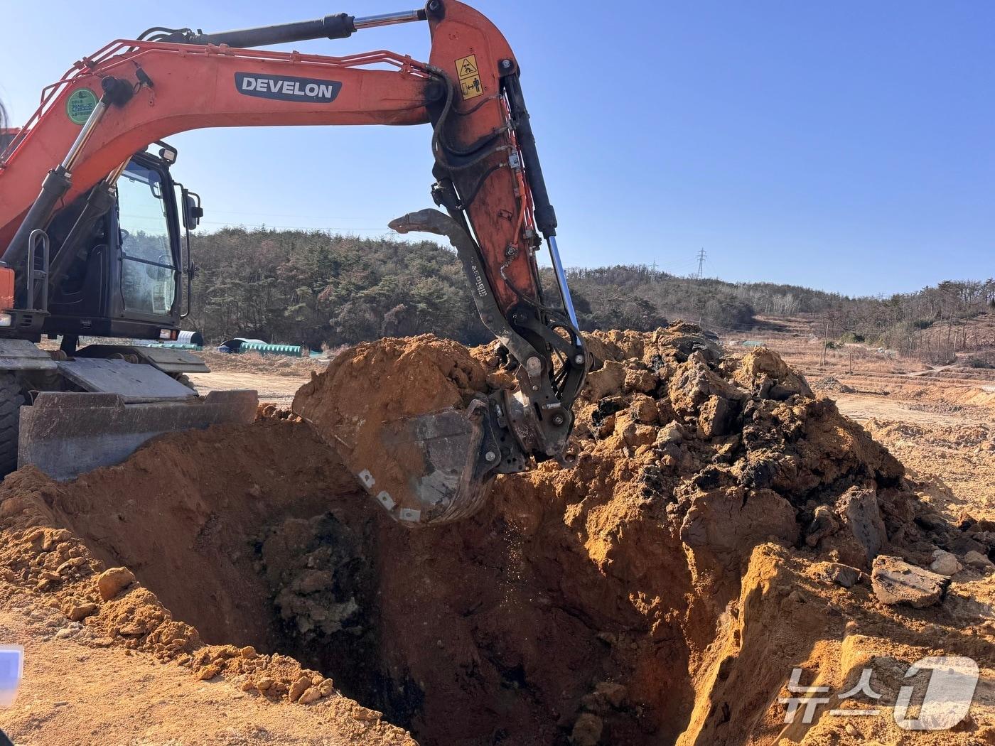 본문 이미지 - 23일 오전 9시 30분께 울산 북구 상안동 동산마을 일대 농지에서 굴착조사가 이뤄지고 있다.2026.02.23.ⓒ 뉴스1 김세은 기자