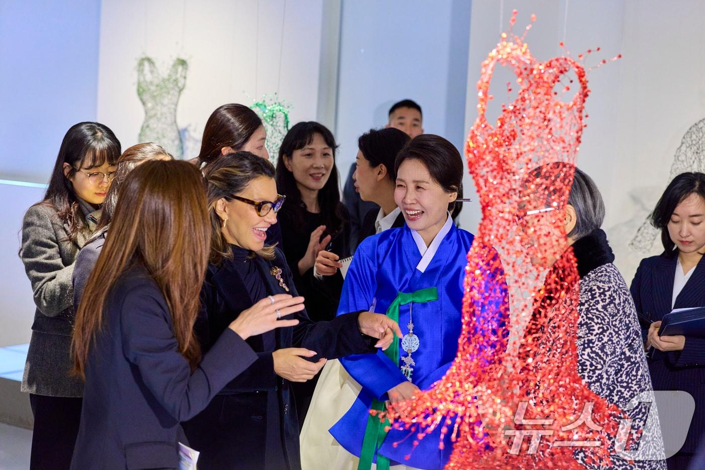 본문 이미지 - 김혜경 여사와 루이스 이나시우 룰라 다시우바 브라질 대통령 부인 호잔젤라 다시우바 여사가 23일 서울 종로구 서울공예박물관에서 '장인, 세상을 이롭게 하다' 주제로 열린 전시를 관람하고 있다. (청와대 제공. 재판매 및 DB 금지) 2026.2.23 ⓒ 뉴스1 이재명 기자