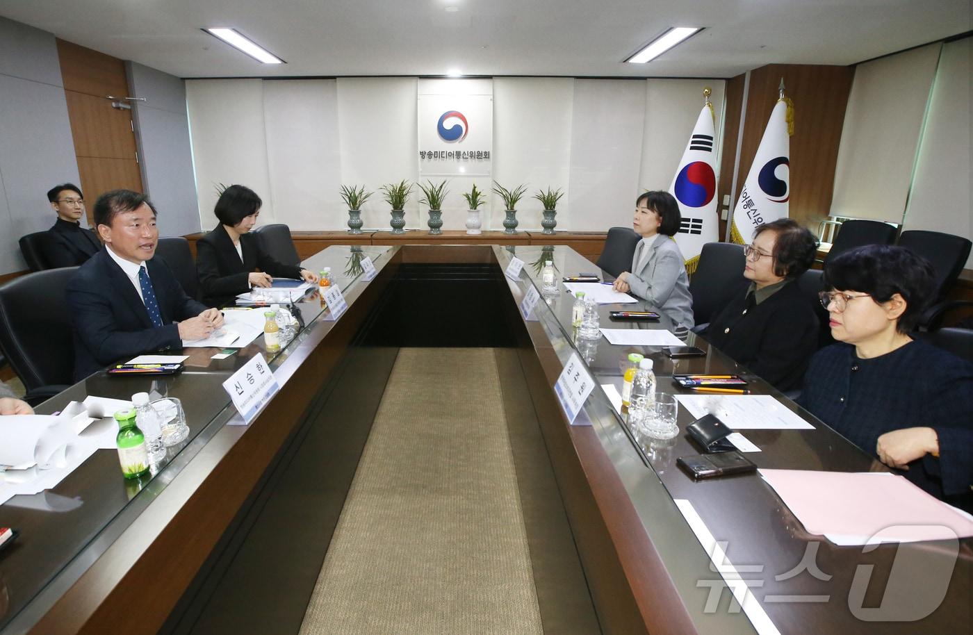 본문 이미지 - 김종철 방송미디어통신위원회 위원장(왼쪽에서 첫 번째)이 23일 정부과천청사에서 열린 '통신시장 소비자 단체 간담회'에서 한국소비자연맹, 한국여성소비자연합 등 주요 소비자 단체 참석 대표자와 간담회를 진행 하고 있다. 2026.02.23(방미통위 제공) ⓒ 뉴스1 김민수 기자