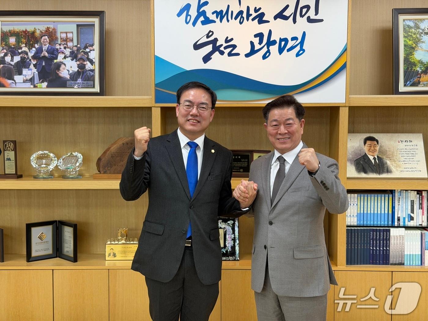 본문 이미지 - 왼쪽부터 박완희 청주시장 예비후보, 박승원 광명시장./뉴스1