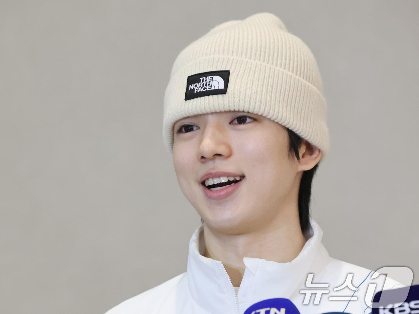 본문 이미지 - 2026 밀라노·코르티나담페초 동계올림픽 피겨스케이팅 남자 싱글에서 4위를 차지한 차준환이 23일 오후 인천공항을 통해 입국, 취재진 질문에 답하고 있다. 2026.2.23 ⓒ 뉴스1 황기선 기자