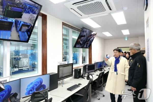 본문 이미지 - 23일 전주시 팔복동 산업단제 내 한국탄소산업진흥원에서 ‘수소저장용기 인증시험센터(이하 센터) 개소식’이 개최됐다. (전주시 제공, 재판매 및 DB 금지)/뉴스1