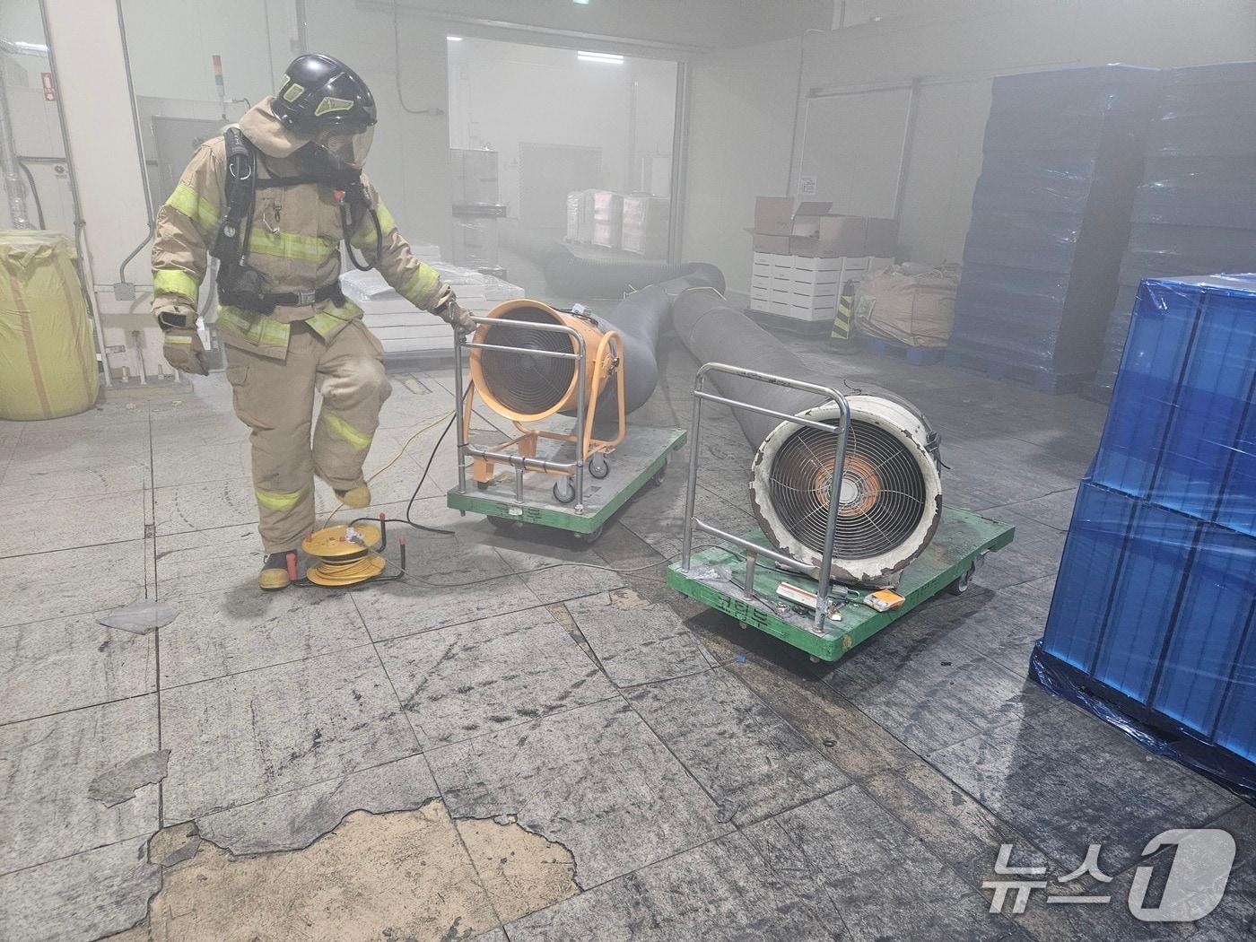 본문 이미지 - 소방 당국의 에코프로HN 실험실 배연 작업 모습.(청주동부소방서 제공. 재판매 및 DB금지)/뉴스1
