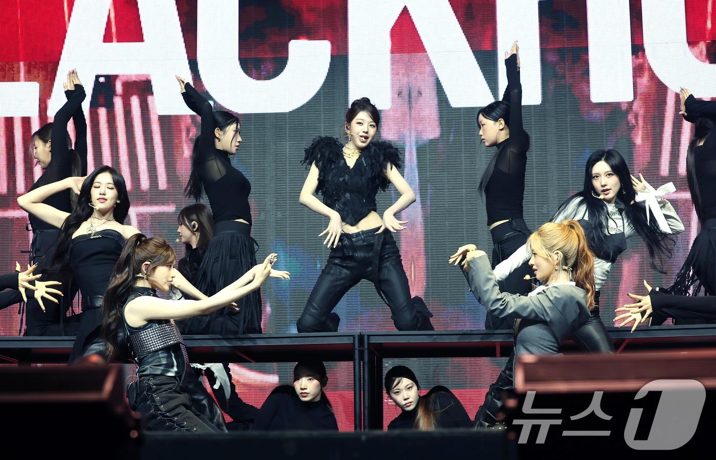 본문 이미지 - 그룹 아이브(IVE)가 23일 서울 광진구 예스24라이브홀에서 가진 정규 2집 'REVIVE+(리바이브 플러스)' 발매 쇼케이스에서 타이틀 곡 ‘블랙홀’을 선보이고 있다. 2026.2.23 ⓒ 뉴스1 권현진 기자