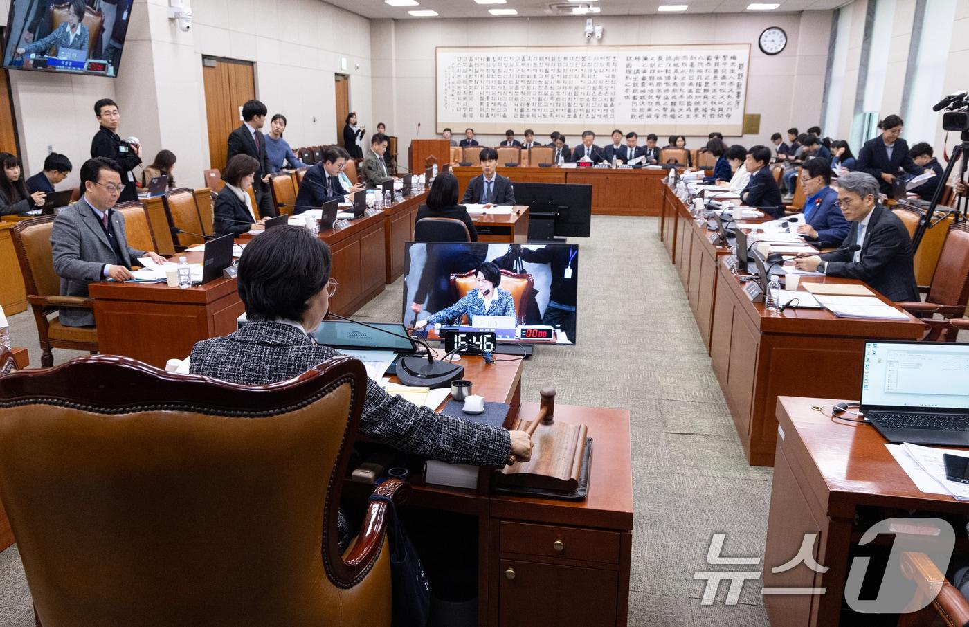 본문 이미지 - 23일 서울 여의도 국회에서 열린 제432회국회(임시회) 법제사법위원회 제3회 전체회의에서 추미애 위원장이 의사봉을 두드리고 있다. 2026.2.23 ⓒ 뉴스1 이승배 기자
