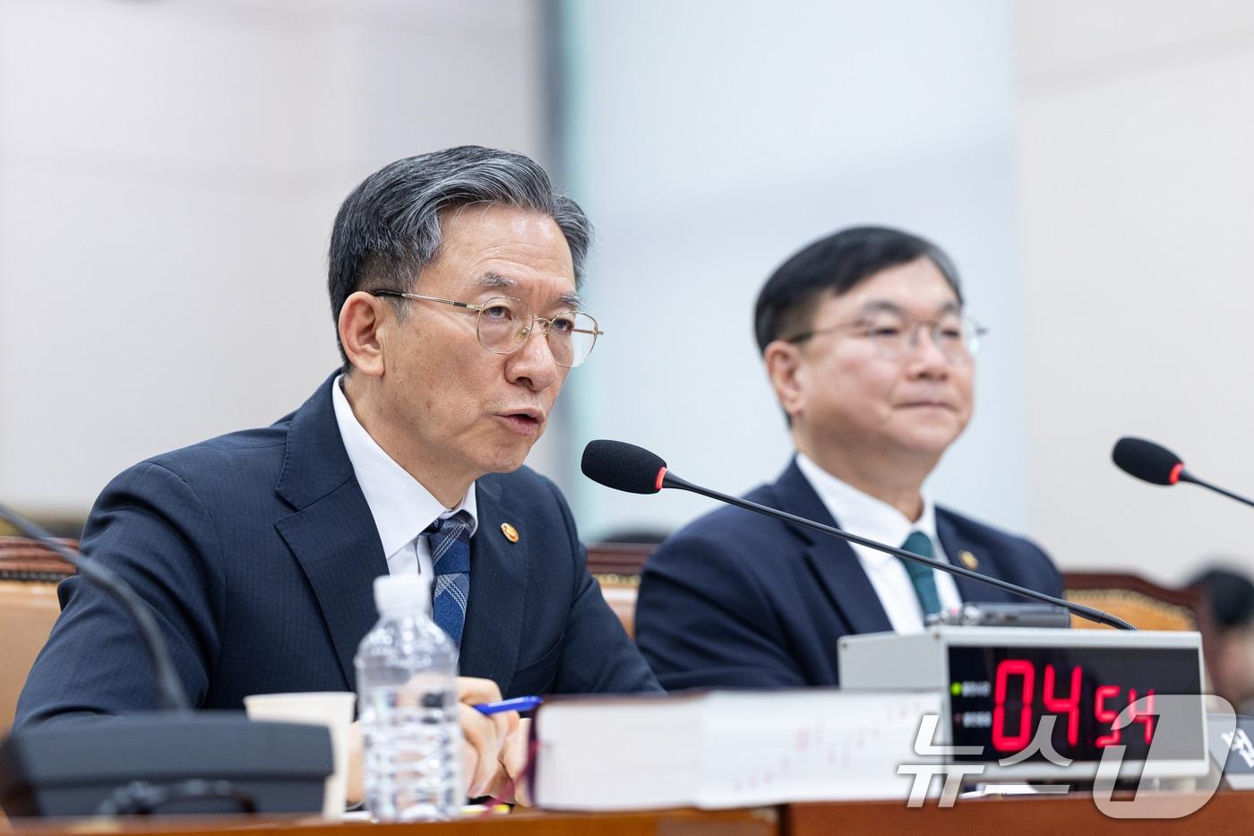 본문 이미지 - 23일 서울 여의도 국회에서 열린 제432회국회(임시회) 법제사법위원회 제3회 전체회의에서 정성호 법무부 장관이 의원 질의에 답변하고 있다. 2026.2.23 ⓒ 뉴스1 이승배 기자