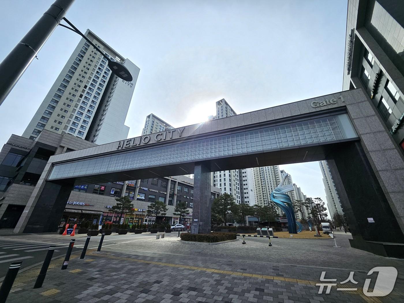 본문 이미지 -  송파구 대단지 '헬리오시티' 정문 전경. 2026. 02. 23. 오현주 기자 