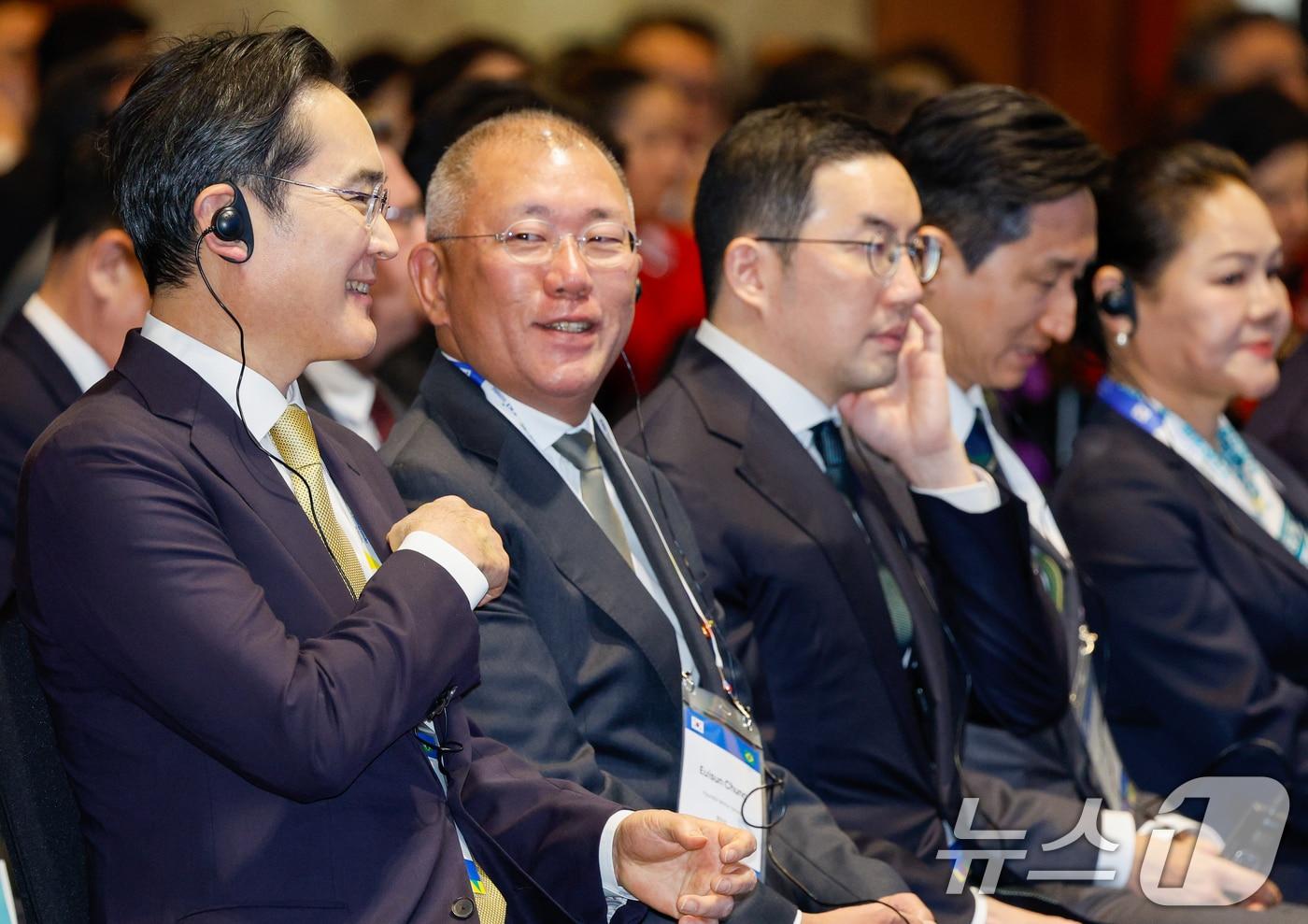 본문 이미지 - 이재용 삼성전자 회장과 정의선 현대차그룹 회장이 23일 오후 서울 중구 롯데호텔에서 열린 한-브라질 비지니스 포럼에 참석해 대화하고 있다. 왼쪽부터 이 회장, 정 회장, 구광모 LG그룹 회장, 정기선 HD현대 회장. 2026.2.23 ⓒ 뉴스1 안은나 기자