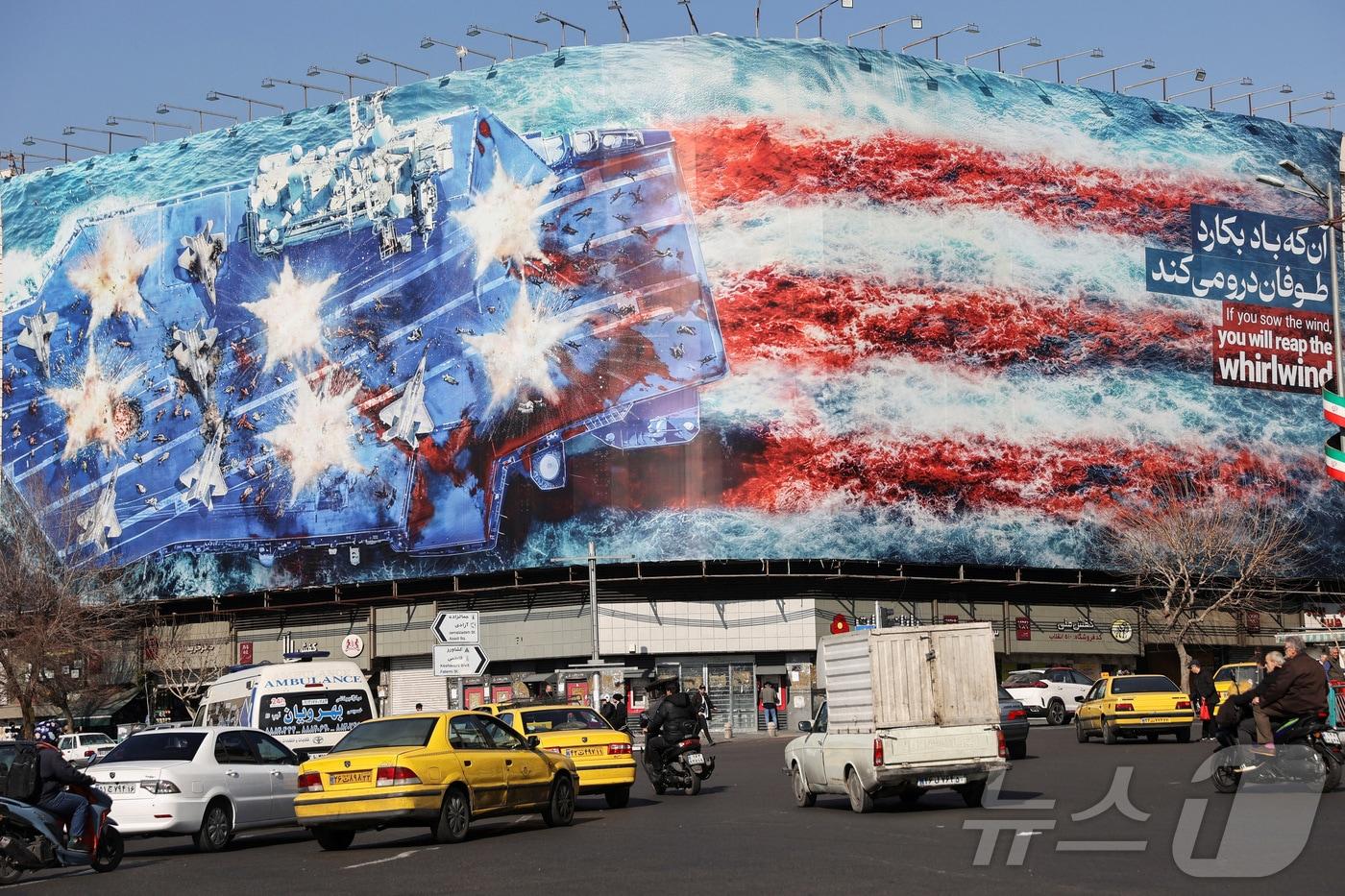 본문 이미지 - 17일(현지시간) 이란 테헤란의 한 거리에서 사람들이 반미 광고판 앞을 지나가고 있다. 2026.02.17. ⓒ 로이터=뉴스1 ⓒ News1 이정환 기자