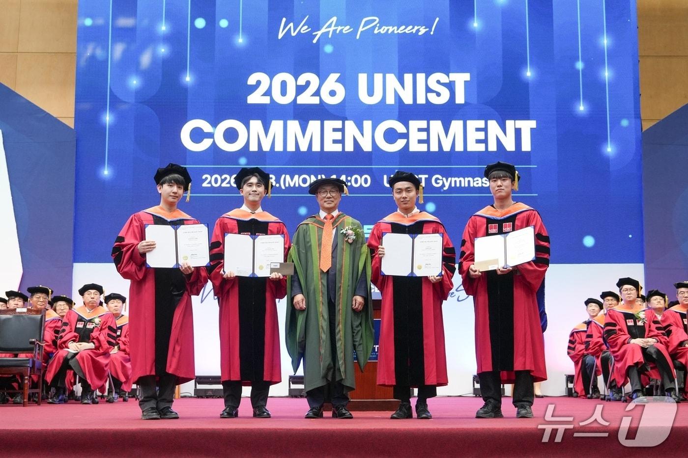 본문 이미지 - 박종래 UNIST 총장(가운데)과 우수논문상을 수상한 대학원 졸업생들이 기념촬영을 하고 있다.(UNIST 제공. 재판매 및 DB금지)/뉴스1