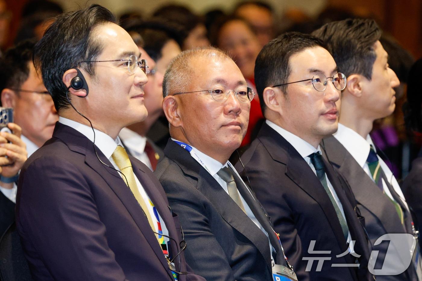 본문 이미지 - 이재용 삼성전자 회장(왼쪽부터), 정의선 현대차그룹 회장, 구광모 LG그룹 회장, 정기선 HD현대 회장이 23일 오후 서울 중구 롯데호텔에서 열린 한-브라질 비지니스 포럼에 참석하고 있다. 2026.2.23 ⓒ 뉴스1 안은나 기자