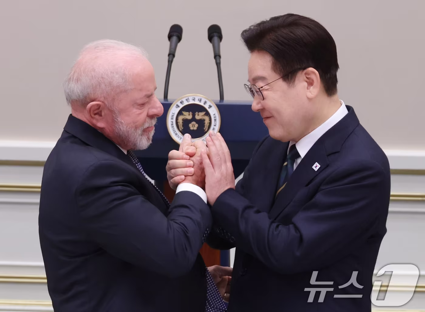 본문 이미지 - 이재명 대통령과 루이스 이나시우 룰라 다시우바 브라질 대통령이  지난 2월 청와대에서 열린 국빈 방한 환영 만찬에서 손을 맞잡고 있다. (청와대통신사진기자단) 2026.2.23 ⓒ 뉴스1 이재명 기자