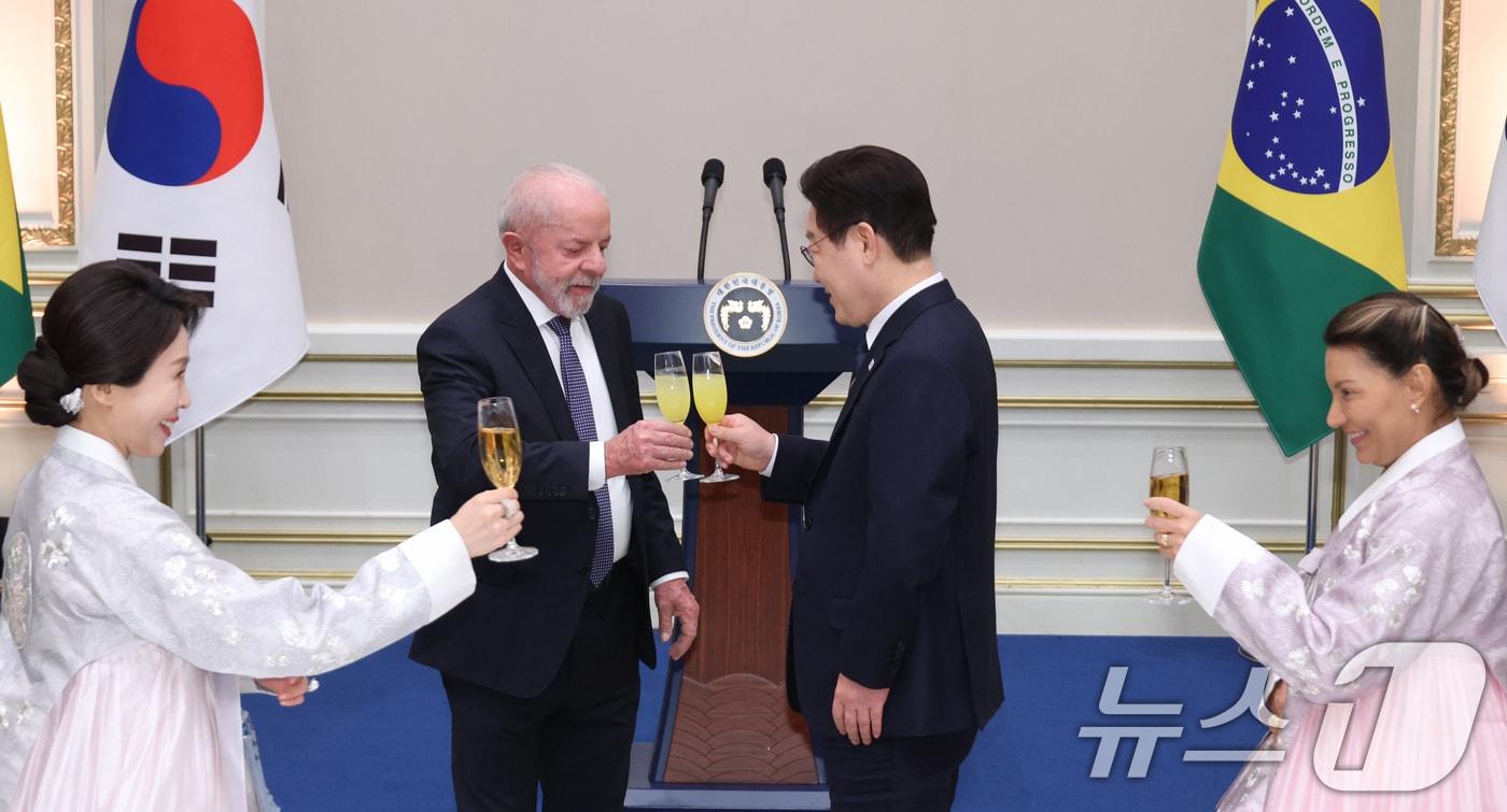 본문 이미지 - 이재명 대통령과 루이스 이나시우 룰라 다시우바 브라질 대통령이 23일 청와대에서 열린 국빈 방한 환영 만찬에서 건배하고 있다. (청와대통신사진기자단) 2026.2.23 ⓒ 뉴스1 이재명 기자
