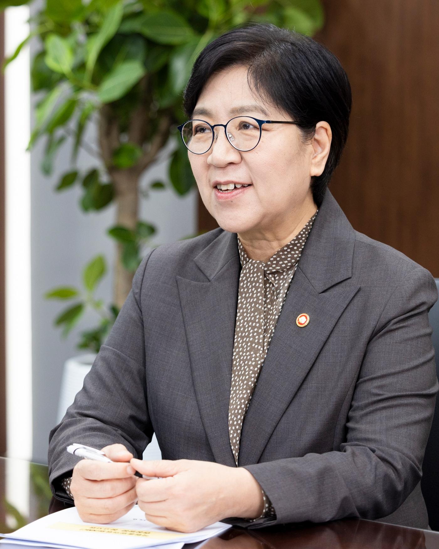 본문 이미지 - 정은경 보건복지부 장관은 뉴스1과 인터뷰에서 약가구조 개편과 관련 "기업의 R&D 투자 노력에 비례해 확실한 보상이 이뤄지도록 보상 체계를 개편해 제약산업의 글로벌 경쟁력을 높이는 데 목적이 있다"고 강조했다.(보건복지부 제공)