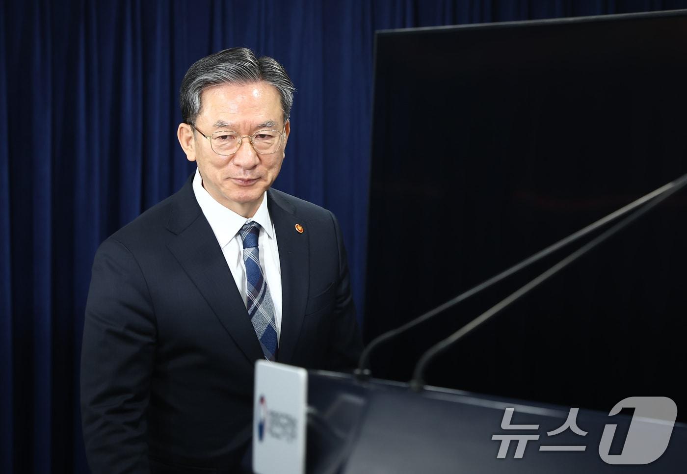 본문 이미지 - 정성호 법무부 장관이 23일 서울 종로구 정부서울청사에서 정부가 미국계 사모펀드 엘리엇을 상대로 한 국제투자분쟁(ISDS) 사건 중재 판정의 영국 법원 취소소송에서 승소한 것과 관련한 브리핑을 하기 위해 입장하고 있다. 2026.2.23 ⓒ 뉴스1 김민지 기자