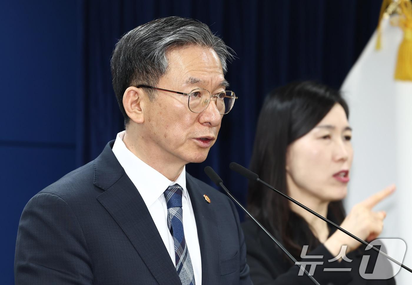 본문 이미지 - 정성호 전 법무부 장관이 23일 서울 종로구 정부서울청사에서 정부가 미국계 사모펀드 엘리엇을 상대로 한 국제투자분쟁(ISDS) 사건 중재 판정의 영국 법원 취소소송에서 승소한 것과 관련한 브리핑을 하고 있다. 2026.2.23 ⓒ 뉴스1 김민지 기자