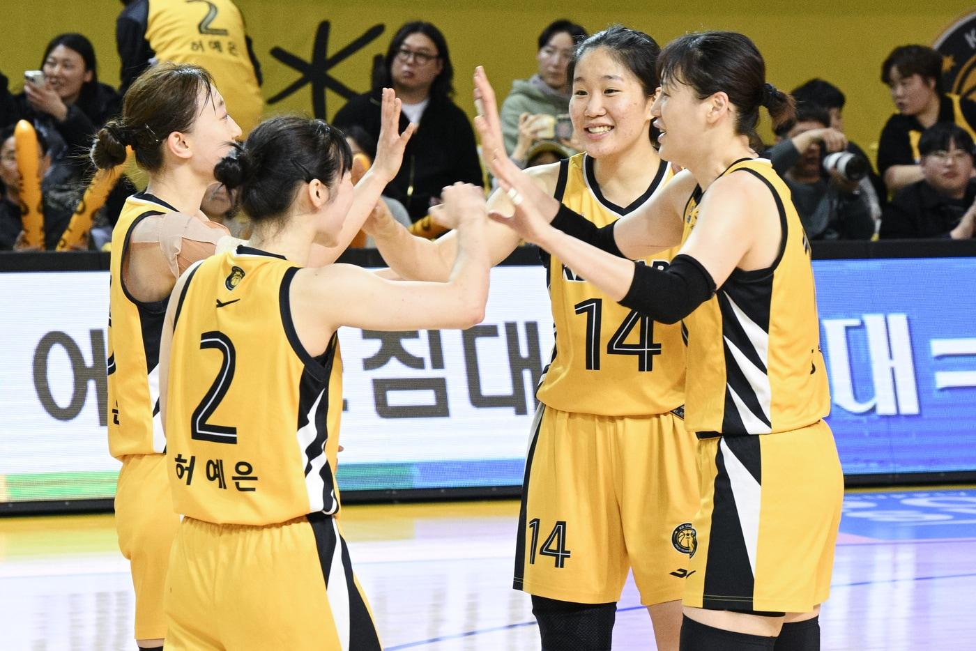 본문 이미지 - 청주 KB스타즈가 23일 열린 2025-26 여자프로농구 정규리그 부천 하나은행전에서 72-61로 승리했다. (WKBL 제공)