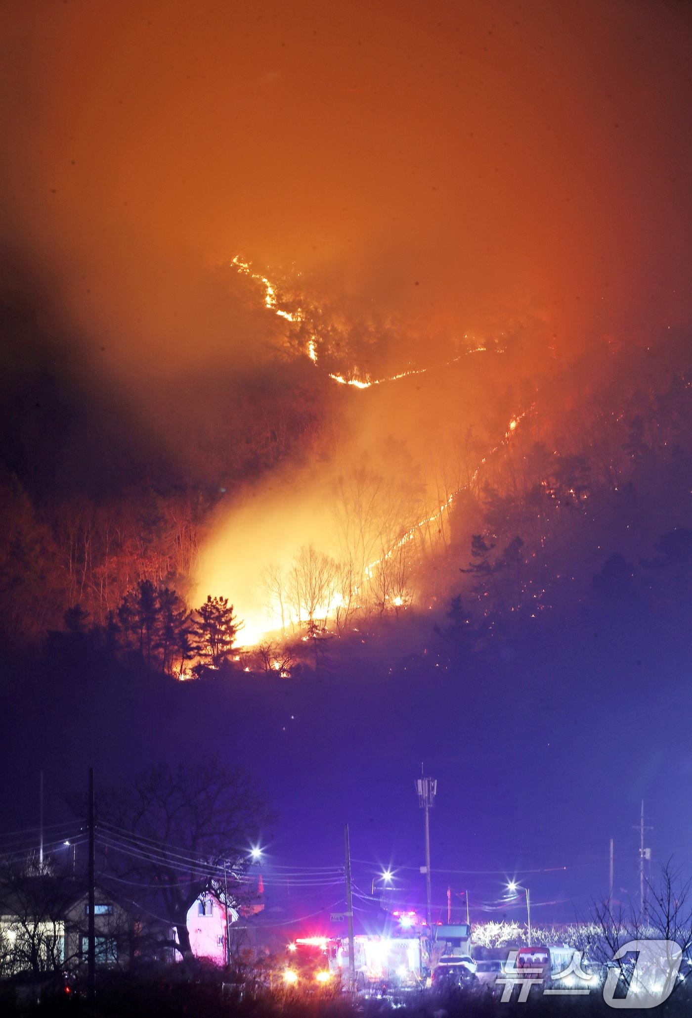 본문 이미지 - 23일 오후 경남 밀양 삼랑진읍 검세리 한 야산에서 발생한 산불이 강풍에 확산되고 있다. 2026.2.23 ⓒ 뉴스1 윤일지 기자