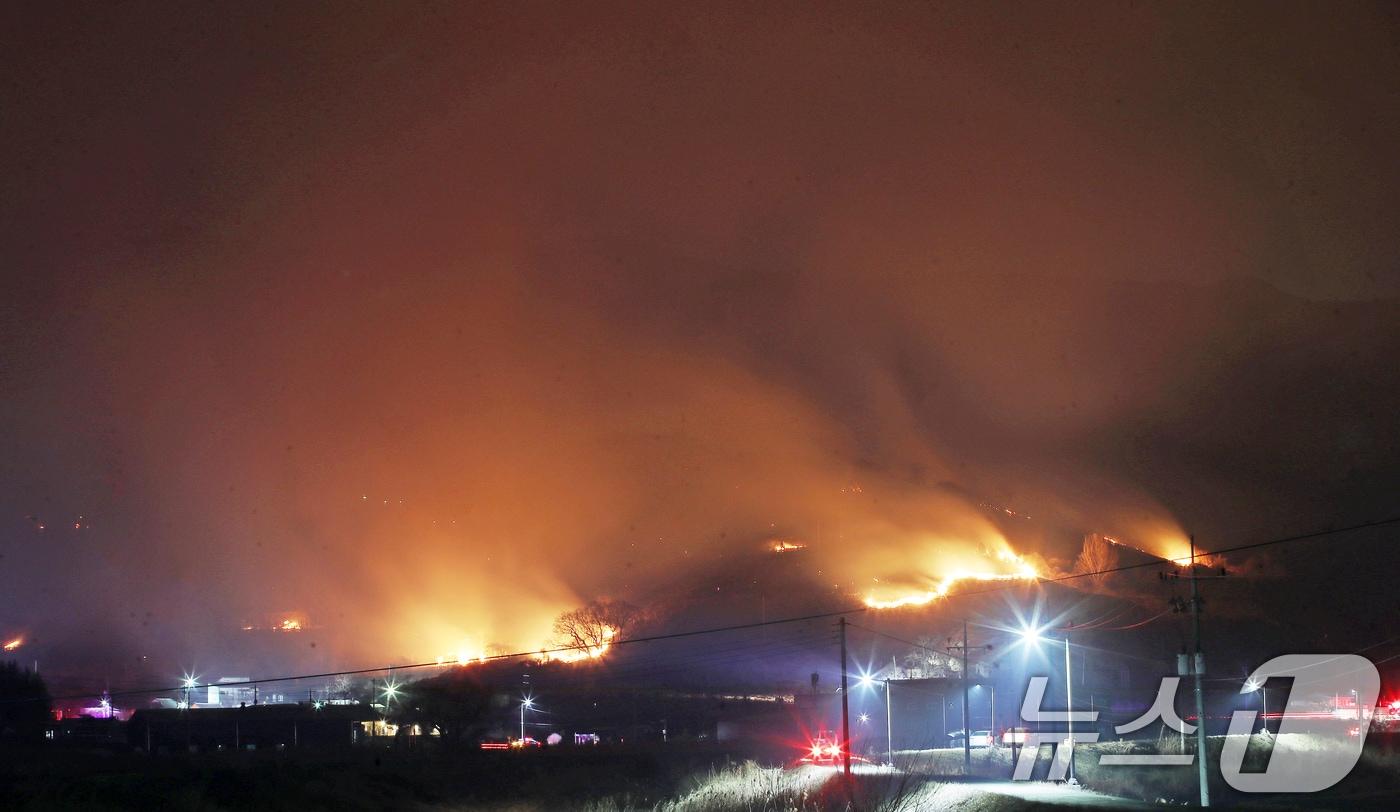 본문 이미지 - 23일 오후 경남 밀양 삼랑진읍 검세리 한 야산에서 발생한 산불이 강풍에 확산되고 있다. 2026.2.23 ⓒ 뉴스1 윤일지 기자