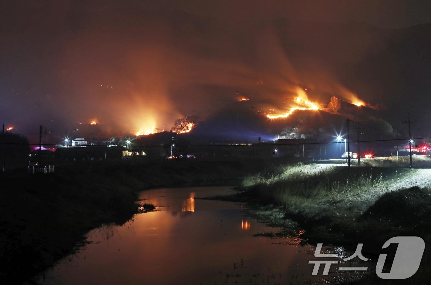 본문 이미지 - 23일 오후 경남 밀양 삼랑진읍 검세리 한 야산에서 발생한 산불이 강풍에 확산되고 있다. 2026.2.23 ⓒ 뉴스1 윤일지 기자