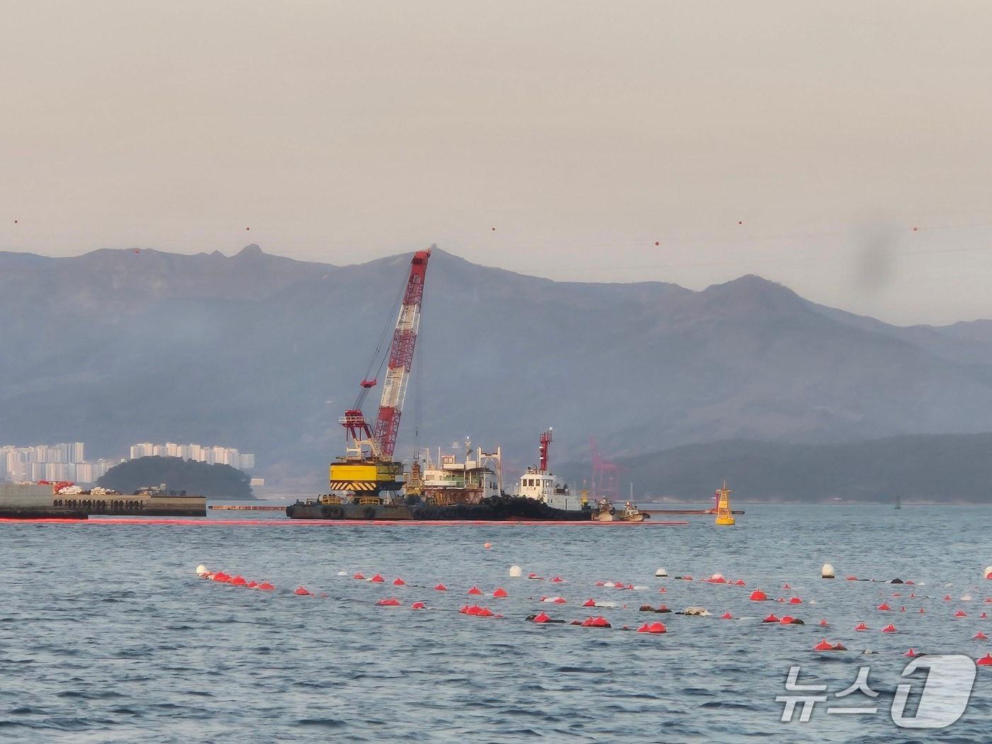 본문 이미지 - 23일 오후 5시25분쯤 경남 창원시 마산합포구 구산면 실리도 인근 해상에서 120톤급 예인선이 끌던 560톤급 바지선의 크레인 구조물이 고압전선을 절단시켰다. 사진은 고압전선과 충돌한 바지선 모습(독자제공. 재판매 및 DB금지)