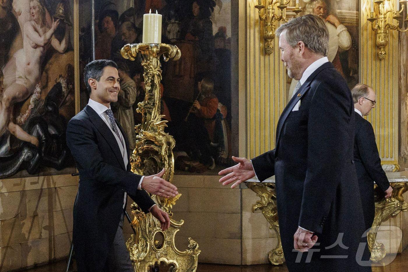 본문 이미지 -  23일, 네덜란드 헤이그의 하위스 텐 보스 궁전 회의실에서 열린 새 내각 취임식에서 빌렘-알렉산더 국왕(오른쪽)이 로브 예텐 총리(왼쪽)를 맞이하고 있다. ⓒ AFP=뉴스1