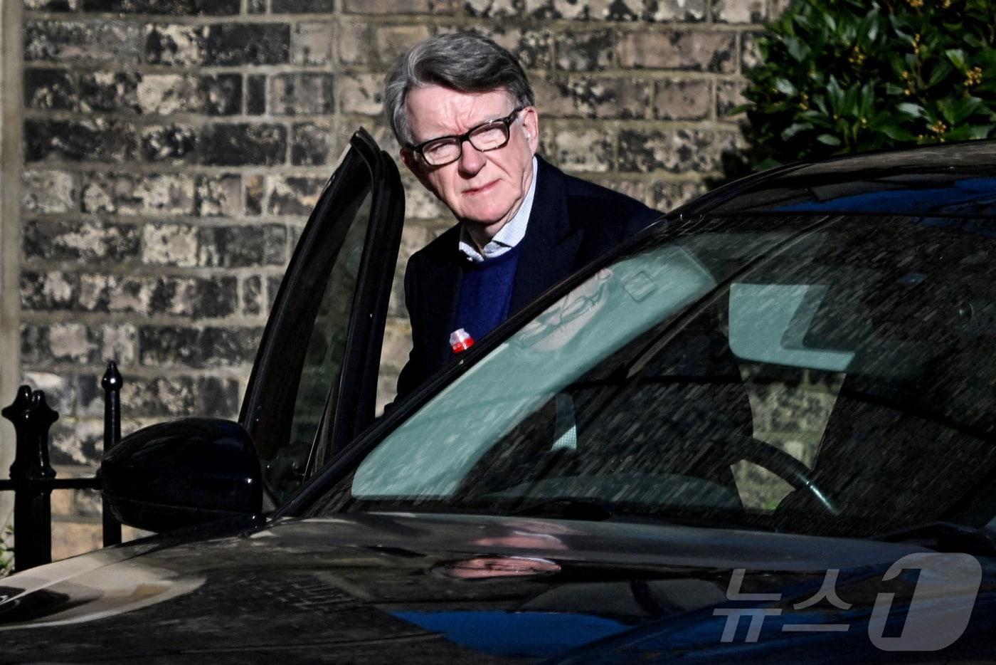 본문 이미지 - 14일(현지시간) 억만장자 성범죄자 제프리 엡스타인과의 유착 의혹으로 수사를 받고 있는 피터 맨델슨 전 주미 영국대사가 자신의 런던 자택 밖에 주차된 차량에 탑승하고 있다. 2026.02.14 ⓒ 로이터=뉴스1