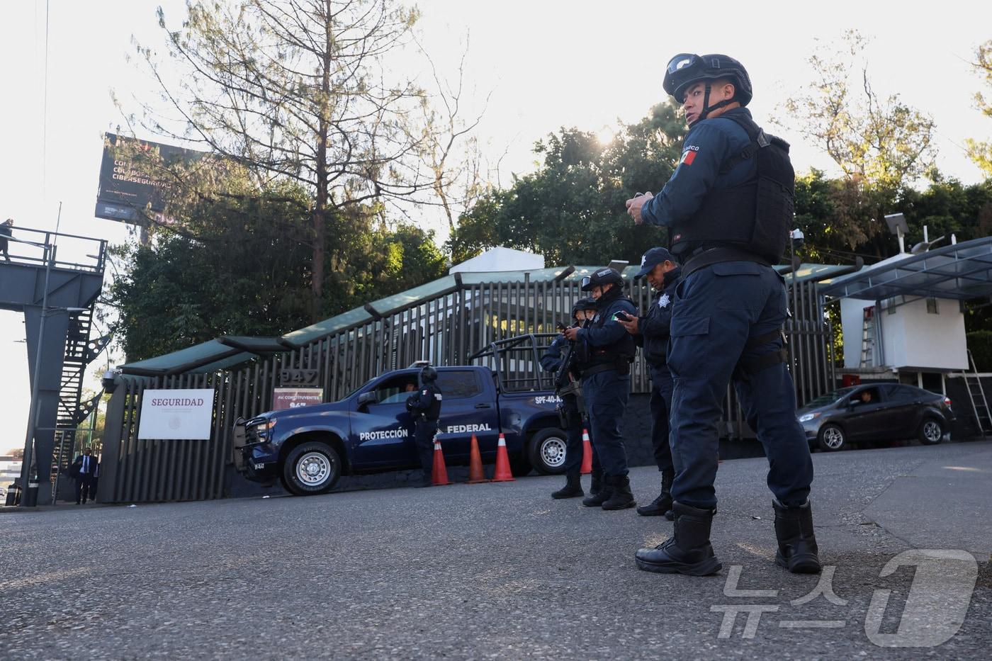 본문 이미지 - 23일(현지시간) 멕시코 최대 마약 조직 수장이 사살된 후 멕시코 연방 경찰이 멕시코시티의 안보·시민보호부 청사에서 경계 근무를 서고 있다. 2026.02.23 ⓒ 로이터=뉴스1