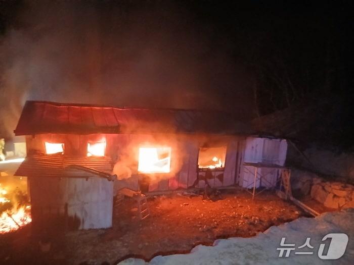 본문 이미지 - 화재 현장 모습.(전북 소방 제공. 재판매 및 DB 금지)