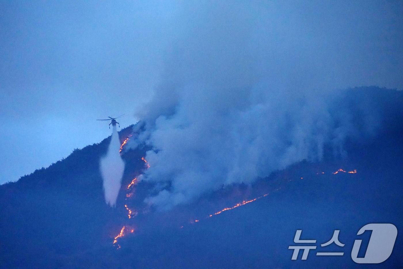 본문 이미지 - 경남 밀양 산불 이틀째인 24일 오전 삼랑진읍 검세리 산불 현장에서 산림청 산불진화 헬기가 진화 작업을 벌이고 있다. (산림청 제공. 재판매 및 DB 금지) 2026.2.24 ⓒ 뉴스1 윤일지 기자
